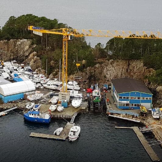 Anlegget til Austevoll Båtservice på Rabben, sett fra sjøen